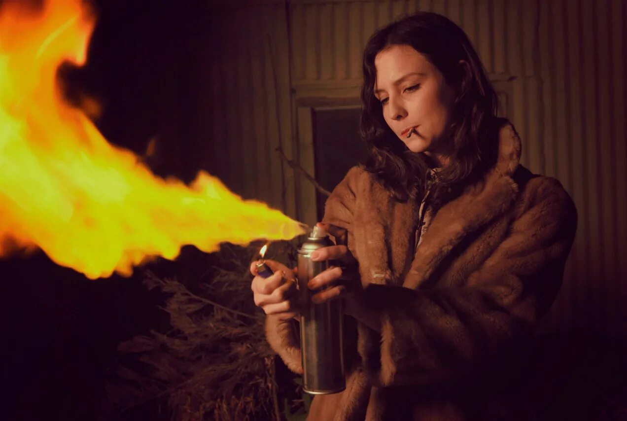 Девушка жгет. Девушка с зажигалкой. человек с зажигалкой. девушка с зажигалкой в руках. фотосессия с зажигалкой.