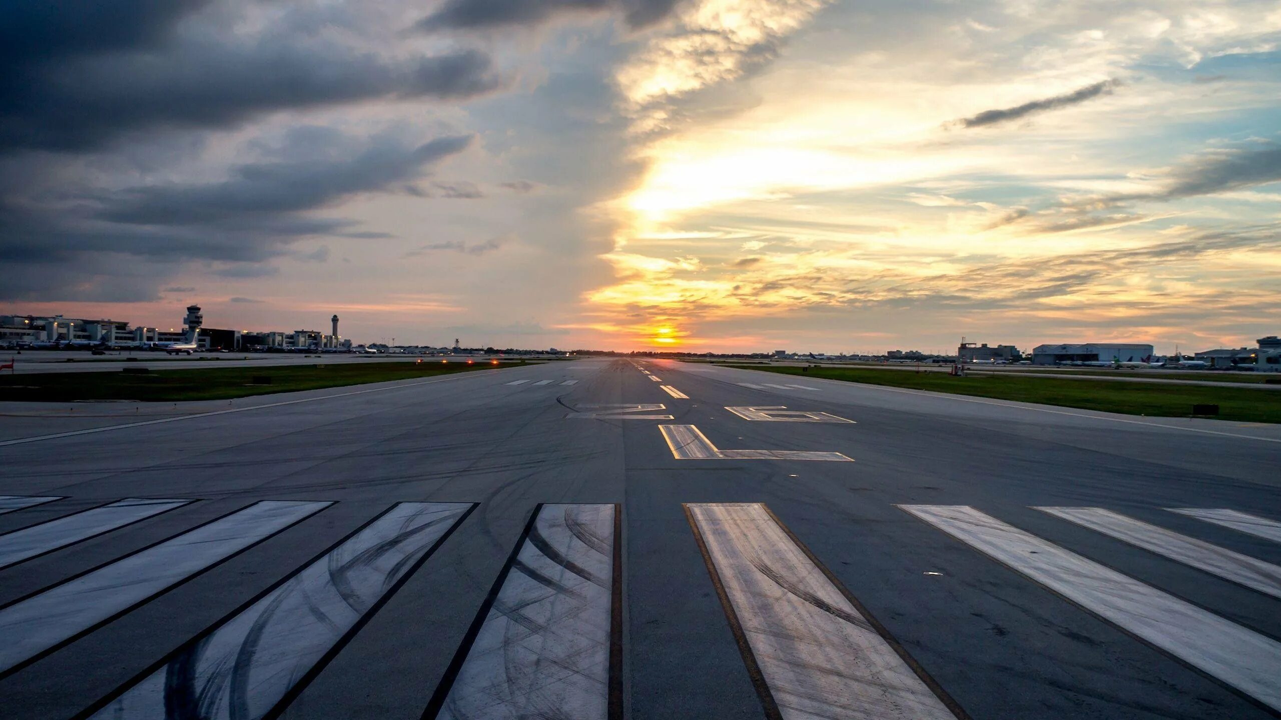 Airport road. Фьюмичино взлетно-посадочные полосы. Аэропорт Нью-Йорка Взлетная полоса. Взлетно посадочная полоса аэропорта. Взлетно посадочная полоса Анталия.