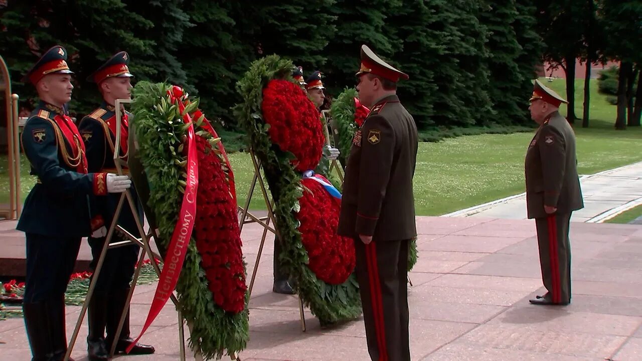 Возложение цветов к могиле неизвестного солдата 22 июня. Возложение венков к вечному огню. Возложение цветов к могиле неизвестного солдата. Возложение цветов в воронеже. Возложение венков 22 июня 2024 года.