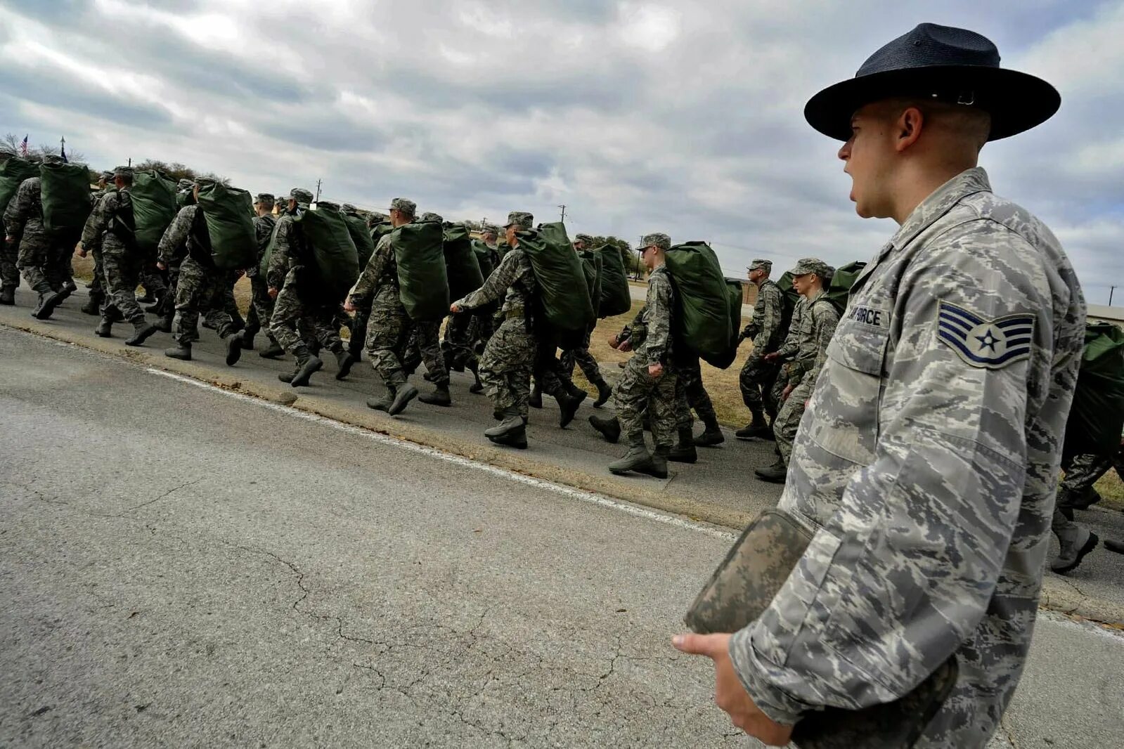 Basic training. Армия США подготовка. Тренировка армии США. Американские военные инструкторы. Военная подготовка в США.