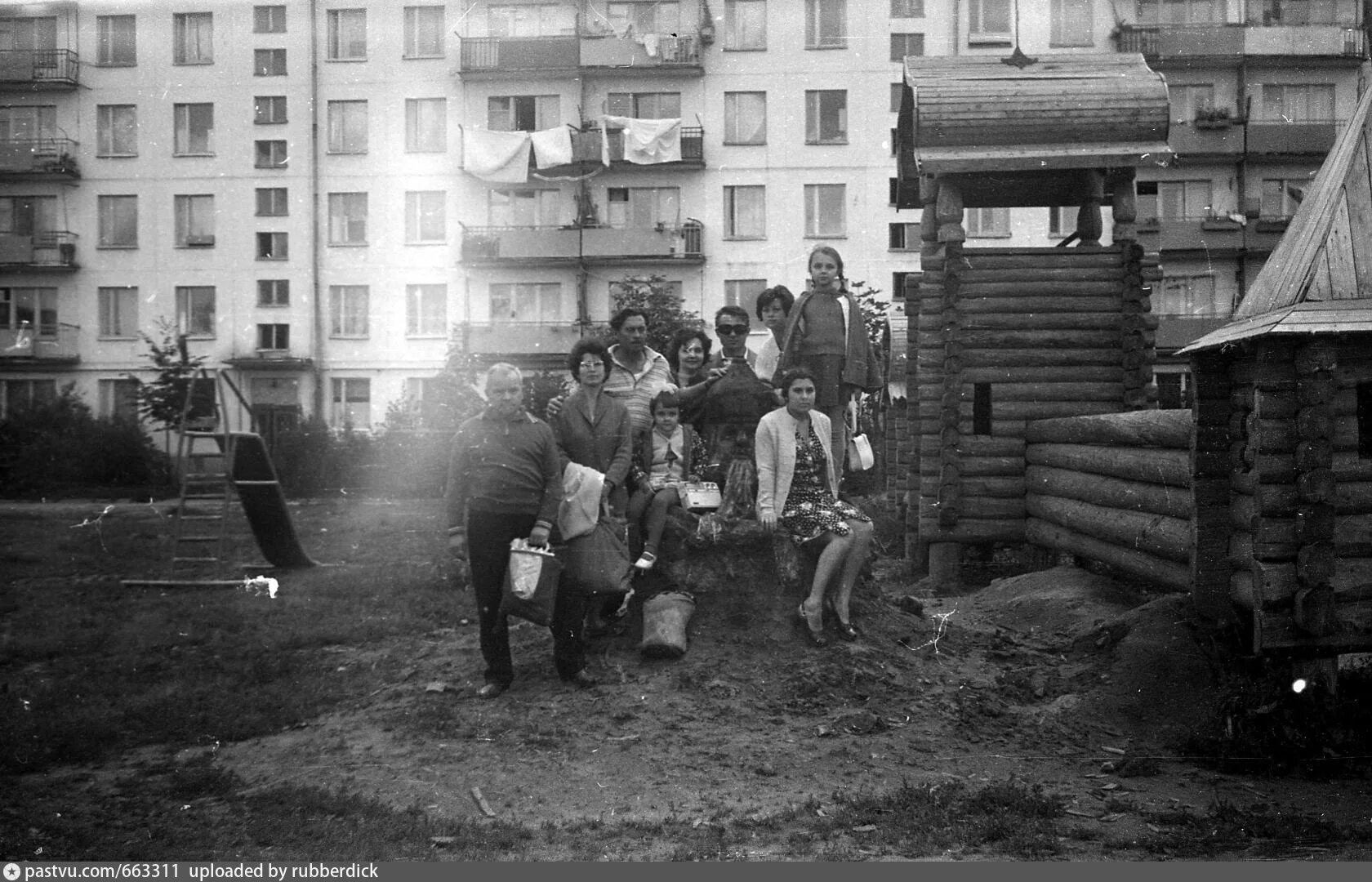 Старый городок история. Детские городки СССР. Деревянные городки в советские. Советский детский городок. Деревянный детский городок 90х.