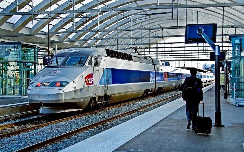 Французские скоростные поезда TGV. Поезд ТЖВ Франция. Скоростной поезд TGV Франция. Поезд TGV Франция.
