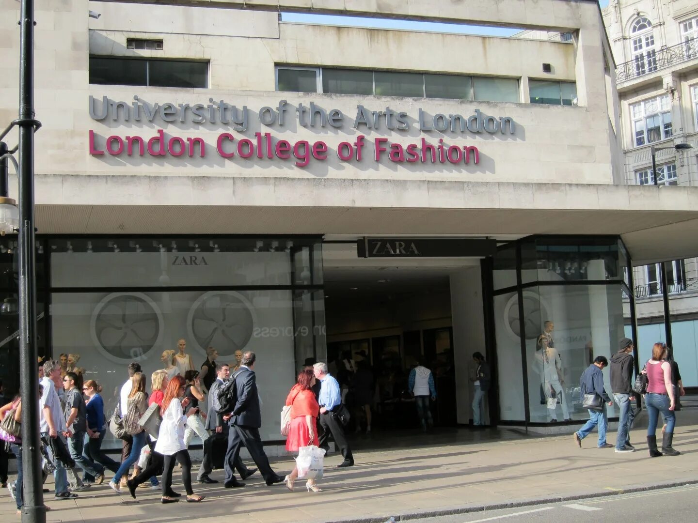 Kering и London College of Fashion помогают молодым дизайнерам