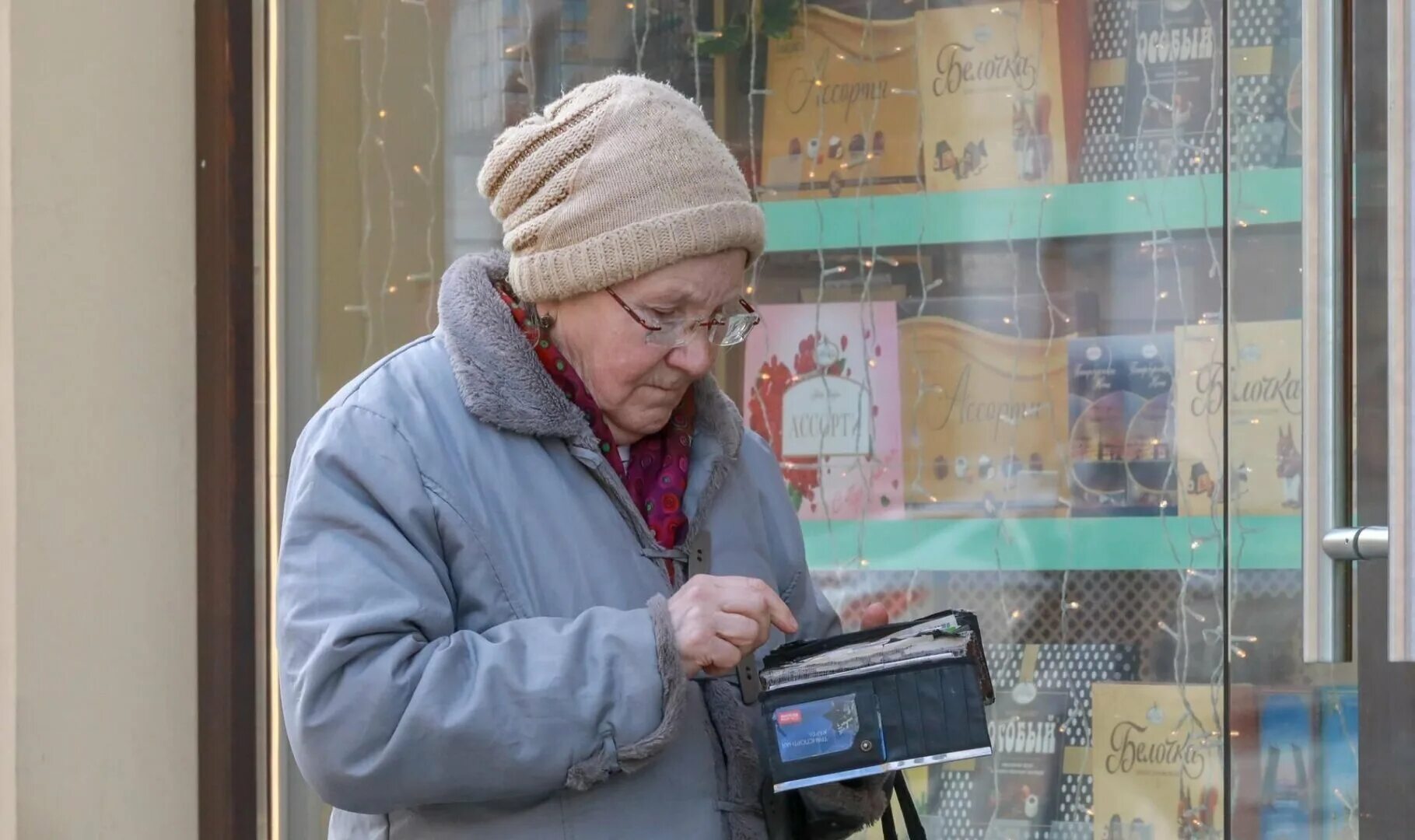 Пенсионеры ждите повышение. Пенсионеры РФ. Пенсионерка с деньгами. Российские пенсионеры. Пенсионеры пенсия.