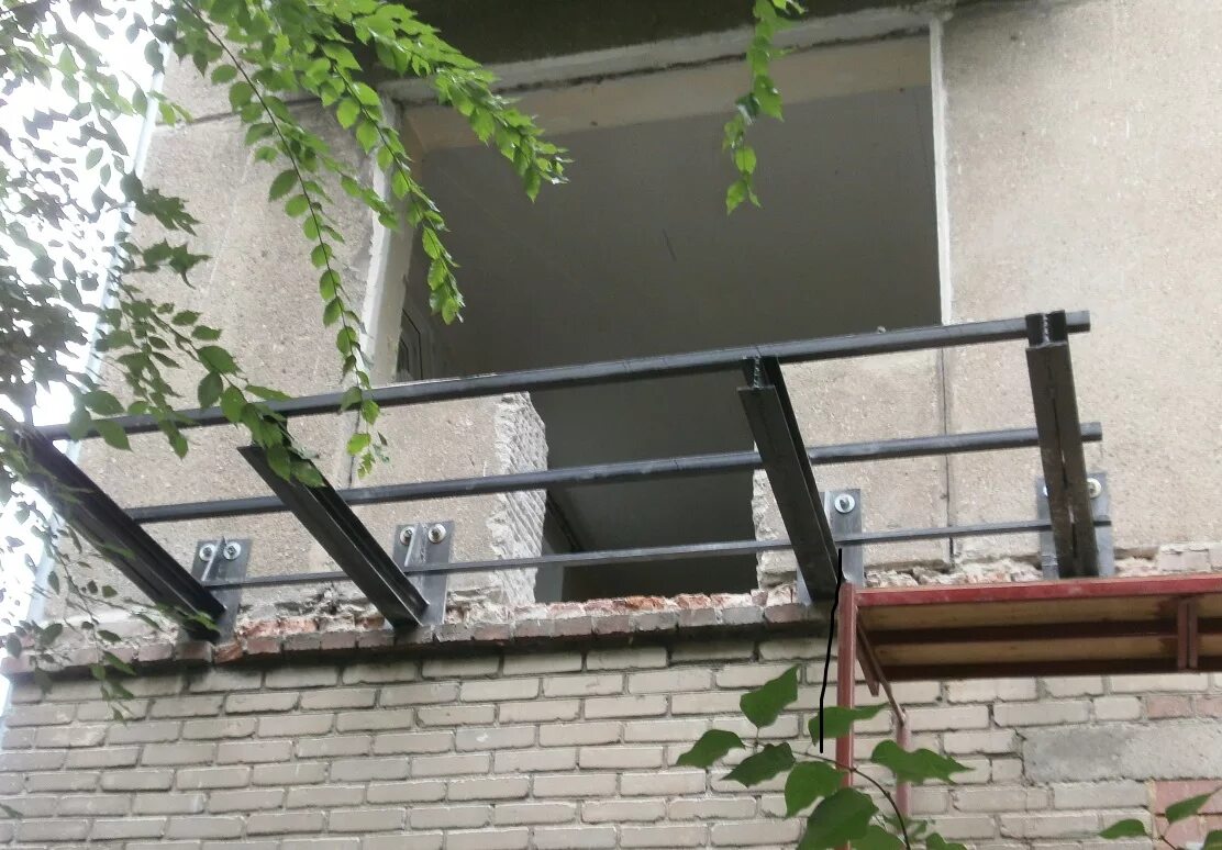 Как крепится балкон. Подвесной балкон. Крепление швеллера для балкона. Консольный балкон из швеллера. Консольный металлический балкон.