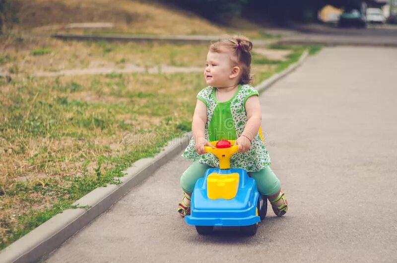 Сын автобуса. Путешествие на машине с детьми. Детский ремень безопасности в машину. Если ребенок едет с другим. Автобус для детей.
