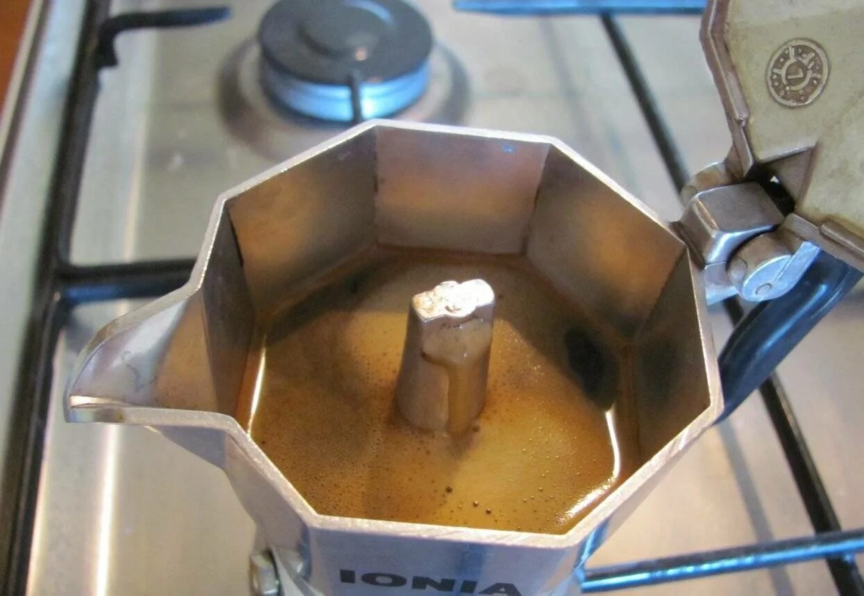 Кофеварка для плиты. Кофе в гейзерной кофеварке. Кофе из гейзерной кофеварки. Газовые плитки для варки кофе.