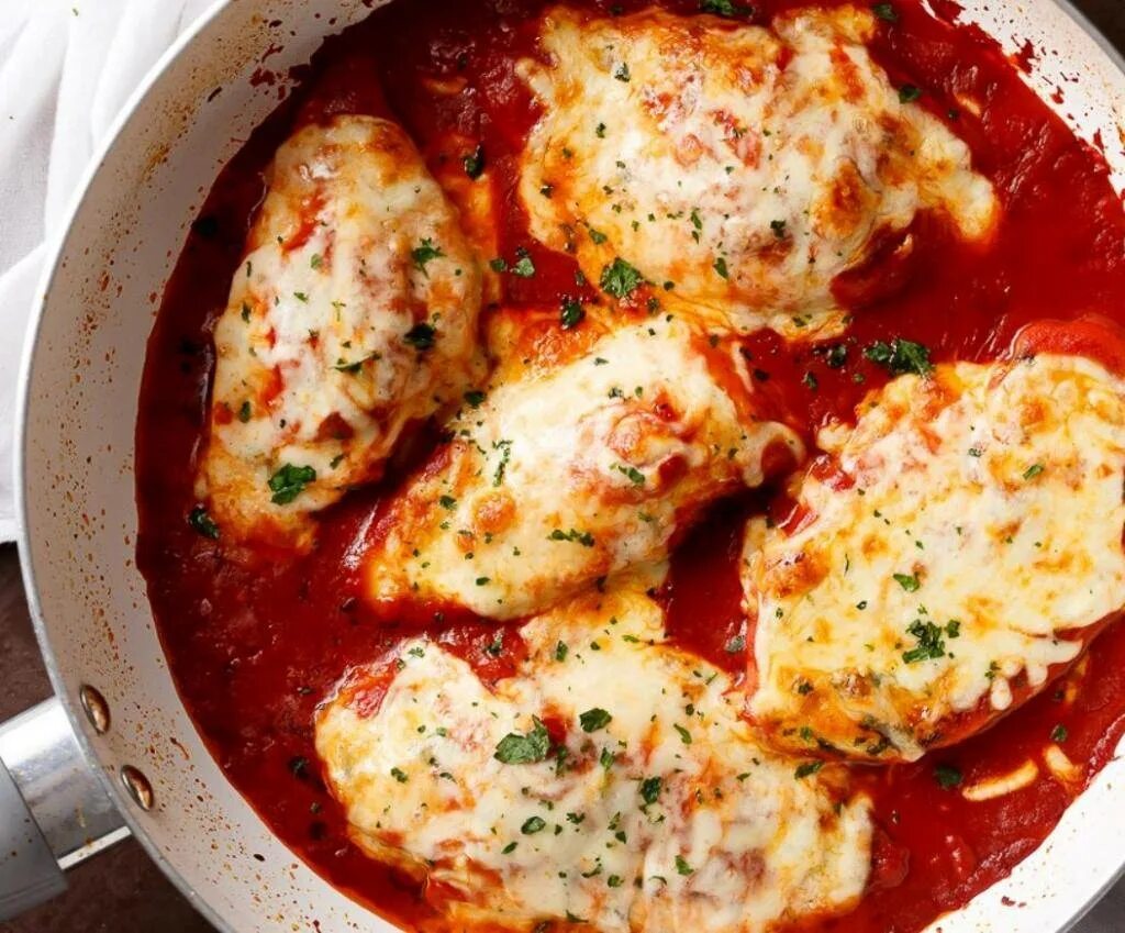 Кур филе в томатном соусе. Курица с моцареллой и помидорами. куриная грудка с моцареллой и помидорами. грудка в томатном соусе в духовке. грудка в томатном соусе.
