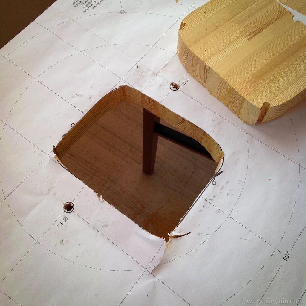 Крепление раковины под столешницу. Врезка мойки в столешницу своими. Как вырезать под круглую мойку. Как вырезать отверстие под раковину в столешнице на кухне. Вырезать отверстие под мойку в столешнице угловая.