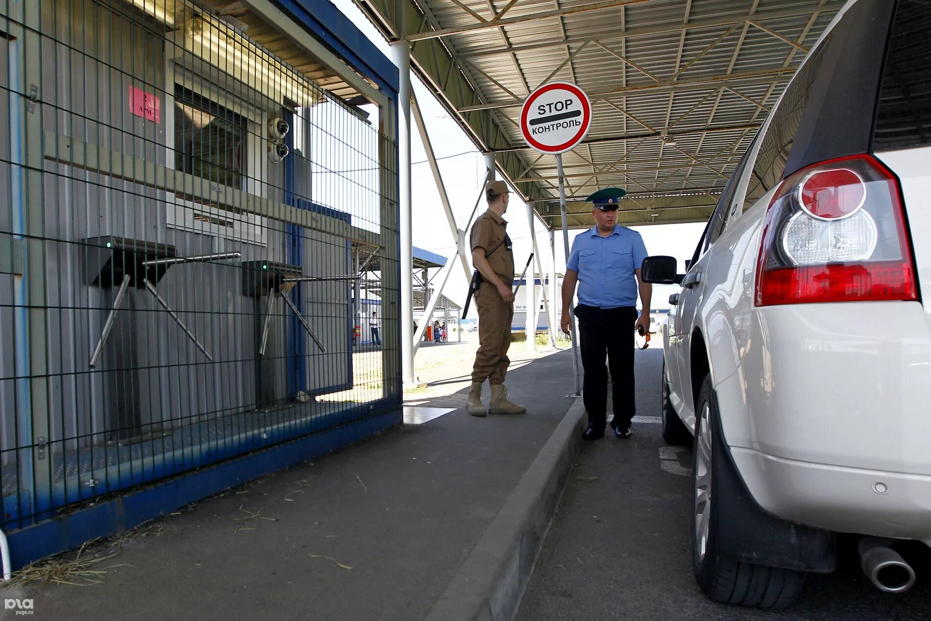 легковые машины на границе. пересечение границы таи. таможня авто. граница россии и беларуси дорога. автомобиль на границе.