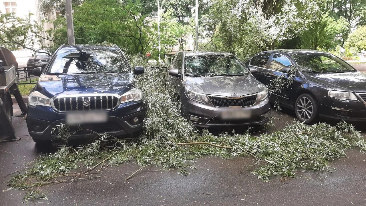 Разбитый автомобиль. Гроза в автомобиле. ДТП во дворе.