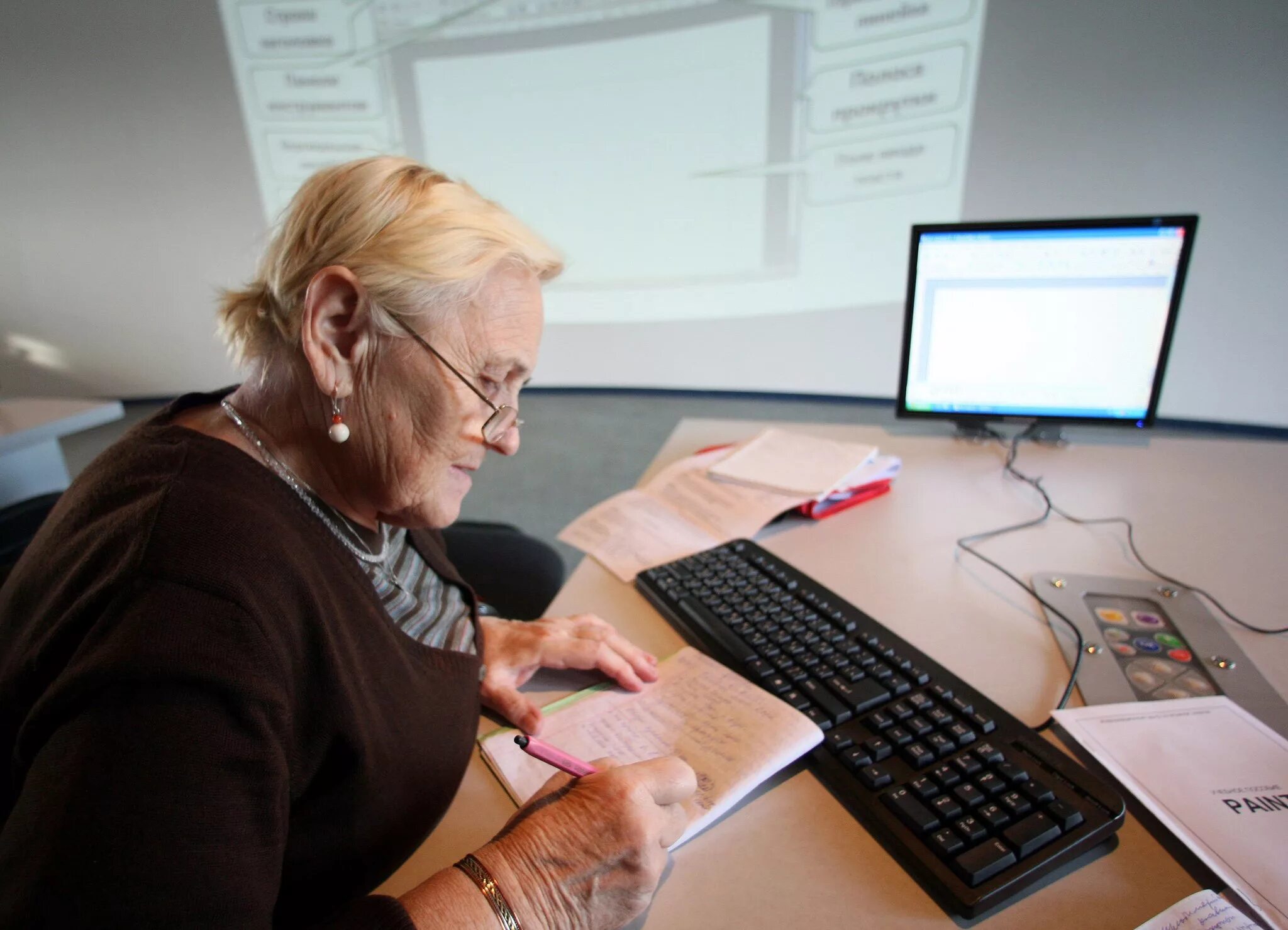 Рабочая пенсионерка. Бабуля за компьютером. Женщина в возрасте за компьютером. Пожилые за компьютером. Пенсионерка за компьютером.