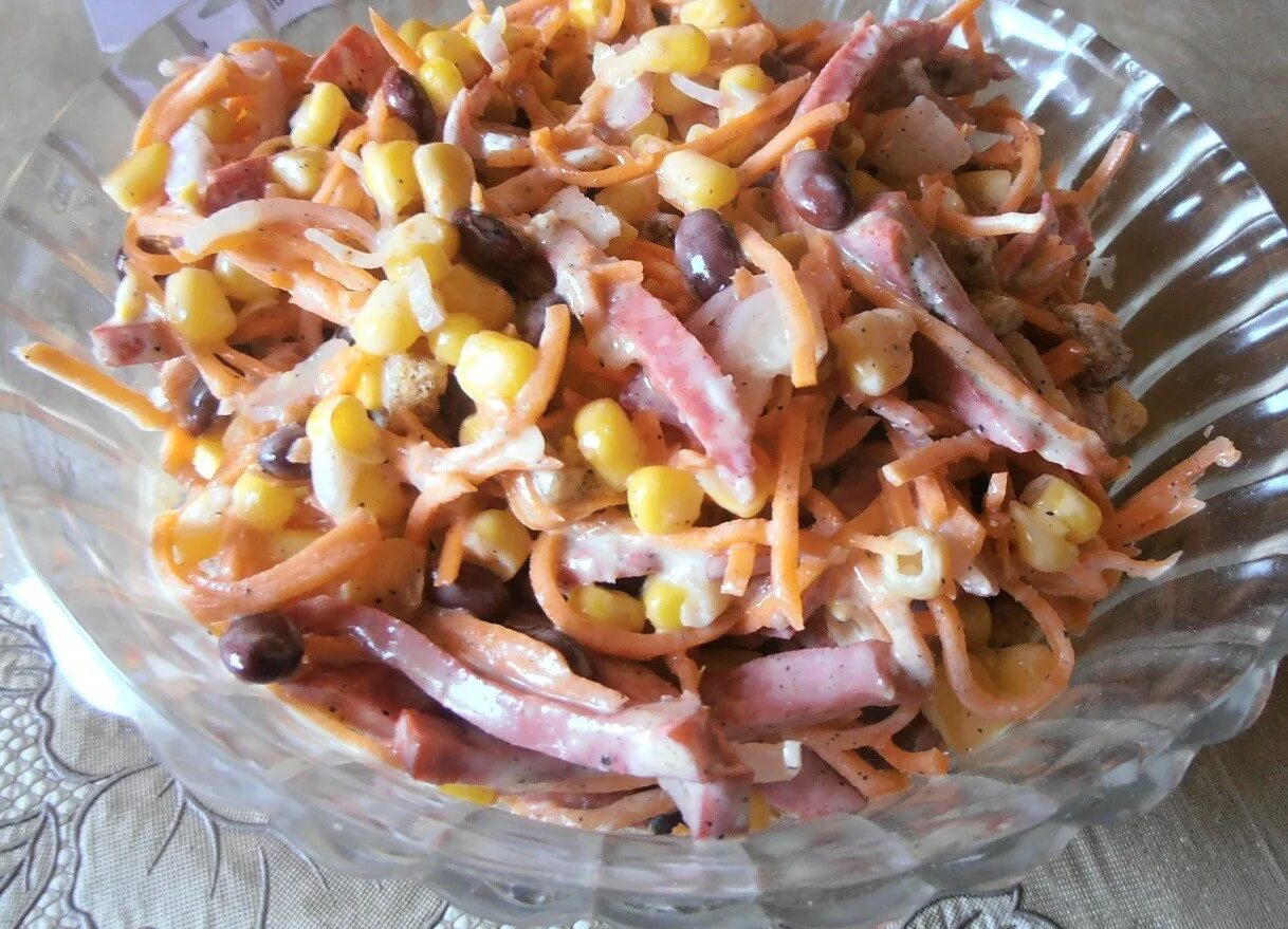 Салат с фасолью и копчёной колбасой и морковью. Салат с морковкой и сухариками. Салат с морковкой фасолью и сухариками колбасой. Салат с корейской морковью и фасолью и сухариками. Салат с морковкой фасолью и сухариками колбасой.