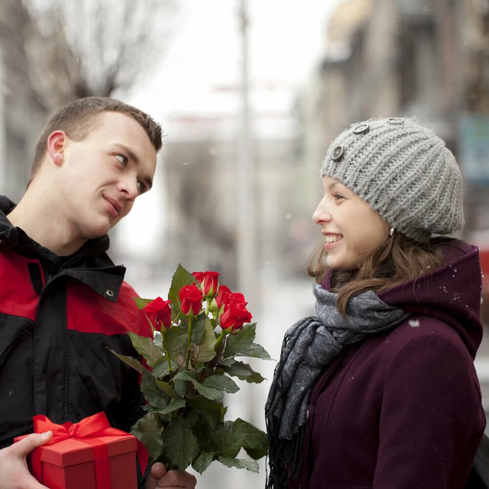 Red wife. Мужчина дарит цветы. Если мужчина не дарит цветов. Парень с цветами зимой. Мужчины не дарят цветов.