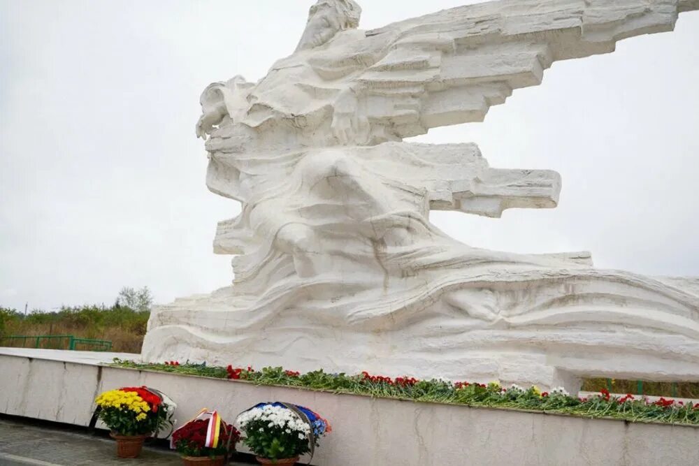 Мемориал бодрова кармадонское ущелье. Гибель сергея бодрова в кармадонском ущелье 2002. Мемориал сергею бодрову. Мемориал сергею бодрову. Мемориал сергею бодрову.