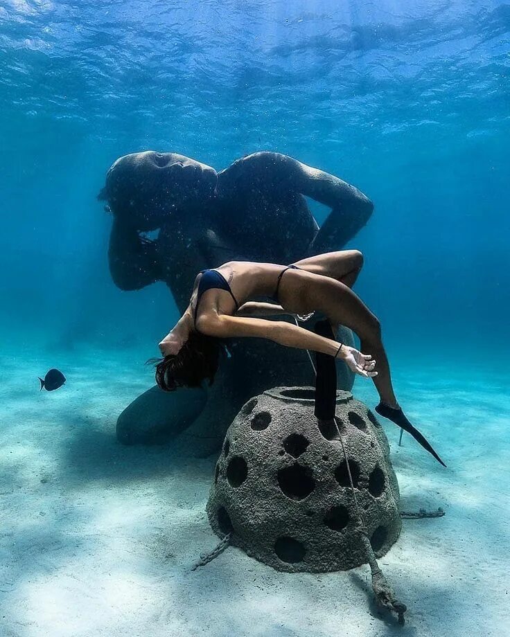 Life is diving. Красота под водой. Мальдивы под водой. Фигуры под водой. Подводная съемка.