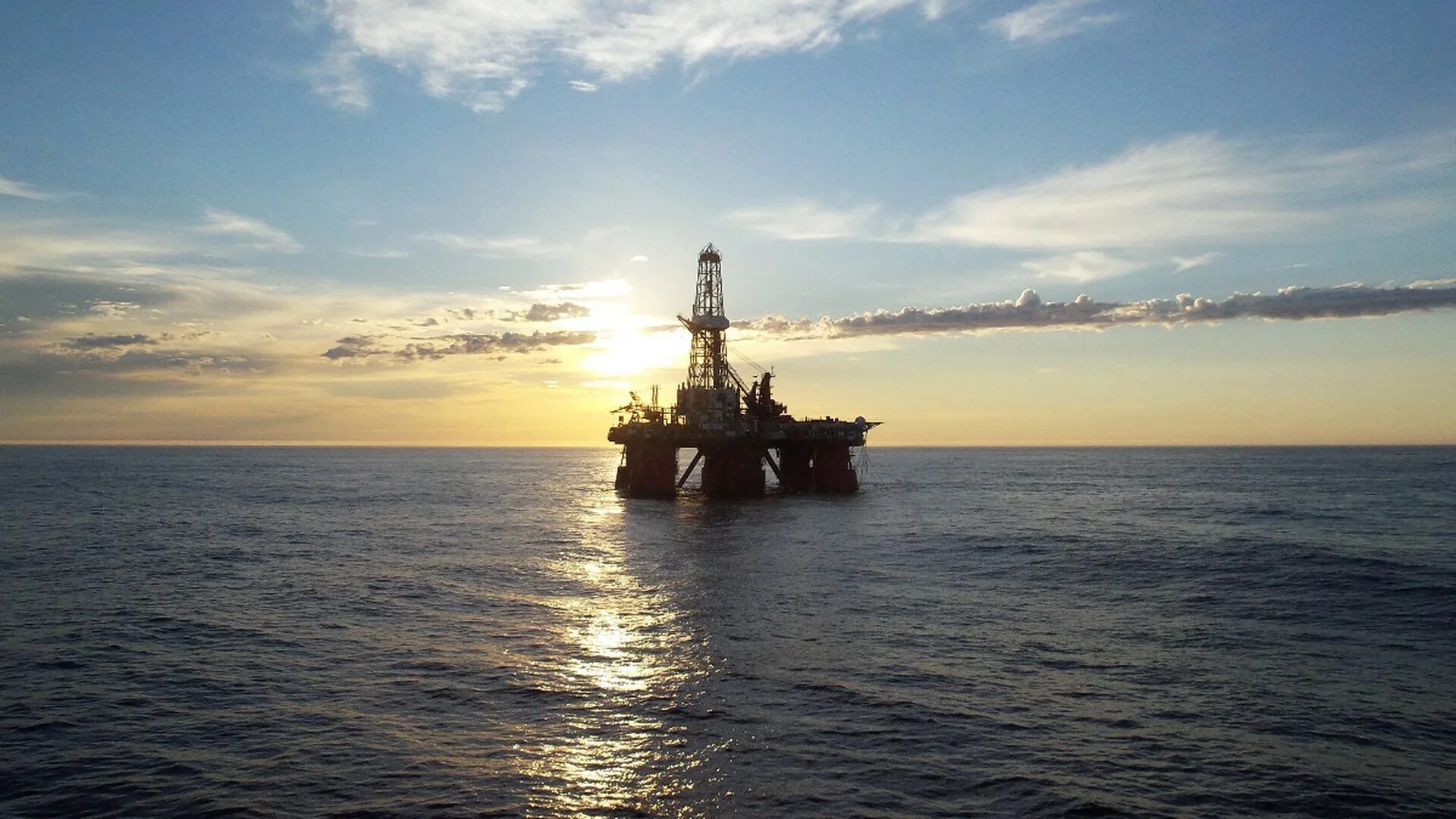 Шельф охотского моря нефть. Нефтяные вышки сахалин. шельф каспийского моря. добыча нефти на шельфе. ресурсы морей.