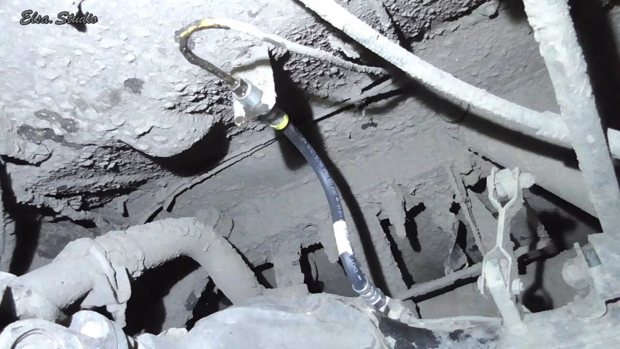 Передние тормозные трубки нива 2121. Замена тормозных шлангов нива. Шланги тормозов нива 21213. Тормозные шланги нива 21213 передние. Крепление передних тормозных шлангов нива 2121.