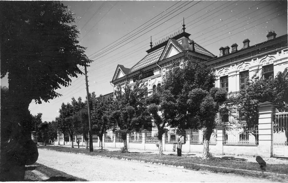 Кишинев университет старое здание. Старые улицы Кишинева. Семинария Кишинева. Кишинёв школа 37 старое здание.