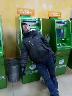 Стою у банкомата время ночи три часа