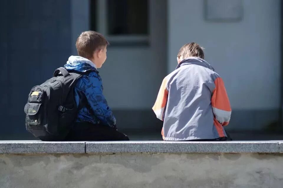 Сбежать из дома в 19 лет. Сбежал из дома. подросток сбежал из дома. подросток убегает. побег ребенка из дома.