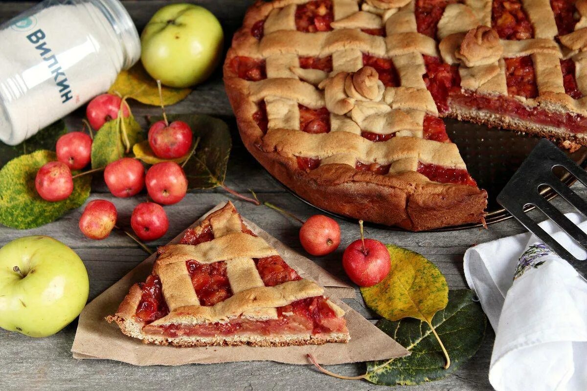 Пироги с яблоками в духовке фото. Пирог с яблоками в духовке. Пироги из яблок в духовке. Яблочный пирог праздничный. Яблочный пирог на праздничный стол.