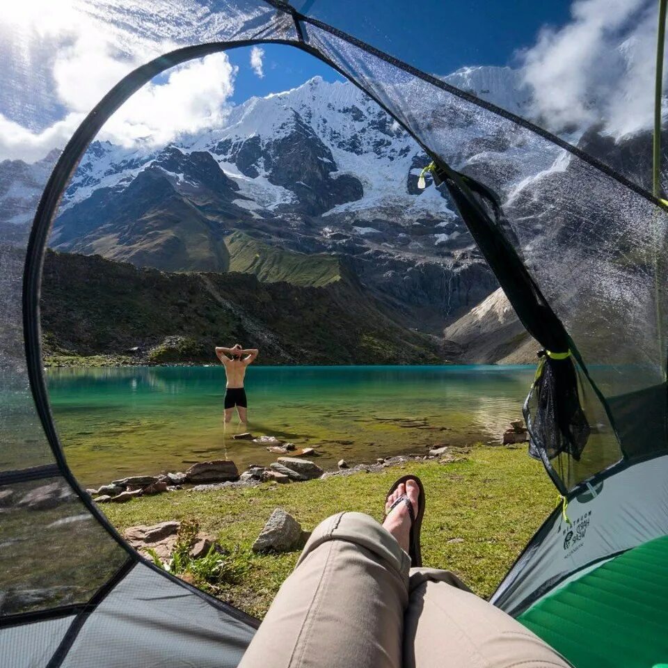 Самого невероятного доброго утра. Красивый вид из палатки. Вид из палатки на горы. Ноги из палатки. Виды палаток.
