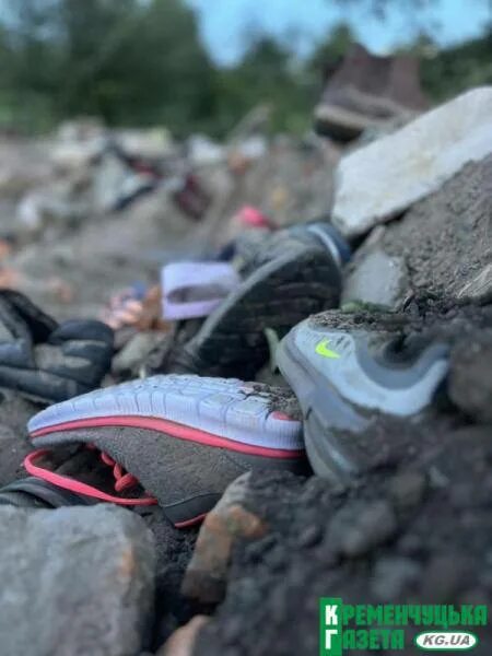 Travis scott кроссовки dunk. среди сотен пар своих кроссовок. ноги влюбленных. среди сотен пар своих кроссовок. коллекция кроссовок леван.