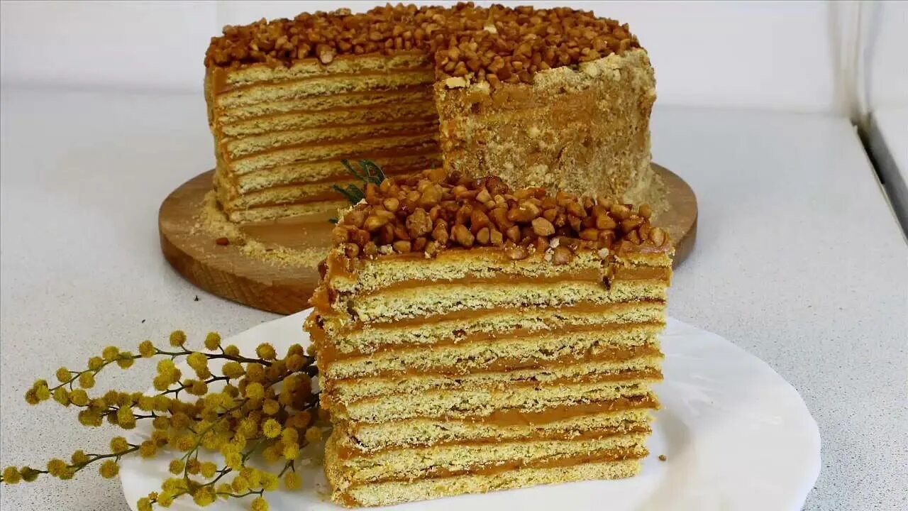 Медовик сметанник. Торт рыжик медовый. Медовый торт лакомка. Медовик с орехами. Медовый торт на сковороде с заварным кремом.