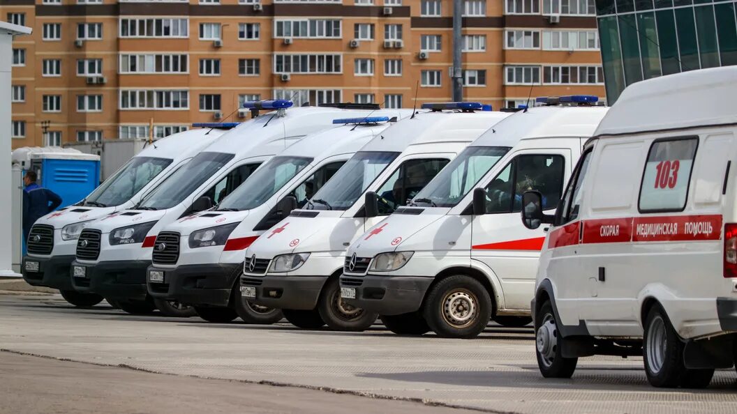 Четверо больных. Бойцы водители скорой помощи в ряд построения 20 машин.