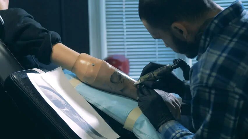 Бионические протезы. Фото бионическая рука тату. Бионические протезы картинки. Тату рука у инвалида.