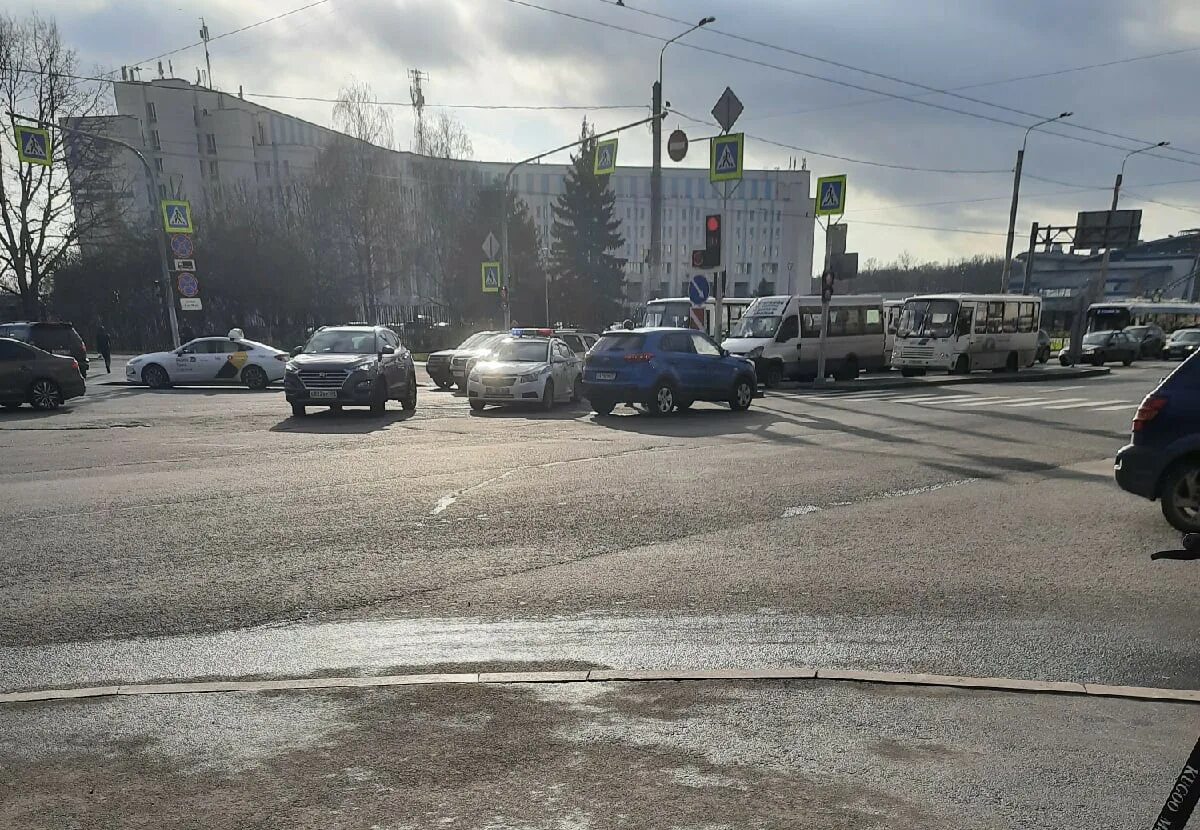 На перекрёстке машина вехала в бок. Дтп на проспекте ветеранов сегодня. Дтп на ветеранов сегодня вечером. Пр ветеранов происшествия. Авария у ленты сегодня спб.