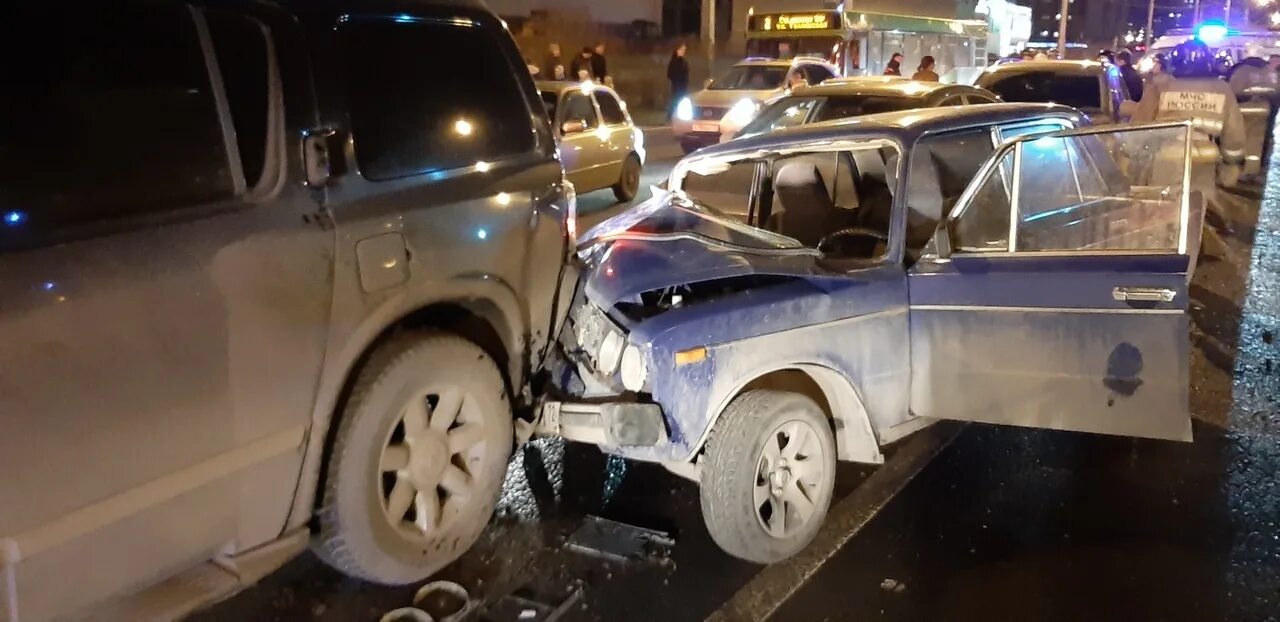 Авария шестерка на Широтной. ДТП .В зимой 2106. Авария сегодня ВАЗ 2106 Москва. Авария вчера Омск Тюмень на ВАЗ 2106 ночью. За рулем чебоксары вк