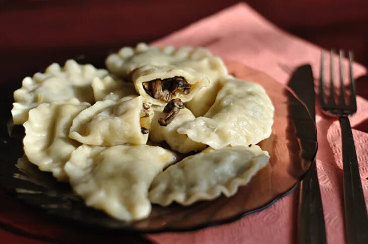 Вареники с капустой и грибами. Вареники с грибами. Пельмени с грибами. Пельмени грибные. Вареники с картошкой и пельмени.