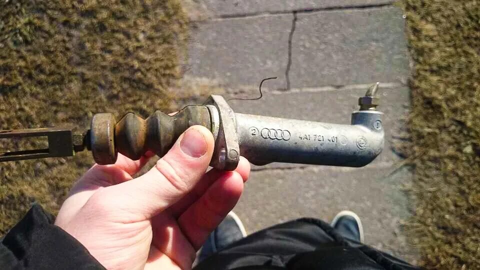 Главный цилиндр сцепления ауди а6 с5. Главный цилиндр сцепления ауди а6 с4. Главный целиндрик сцепления ауди 80. Цилиндр сцепления ауди а6. 4.