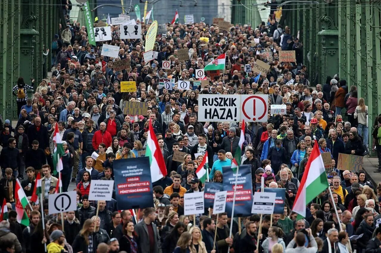 Венгрия митинг. Протесты в Венгрии. Протесты против бедности. Протесты в Венгрмя. Народ против правительства