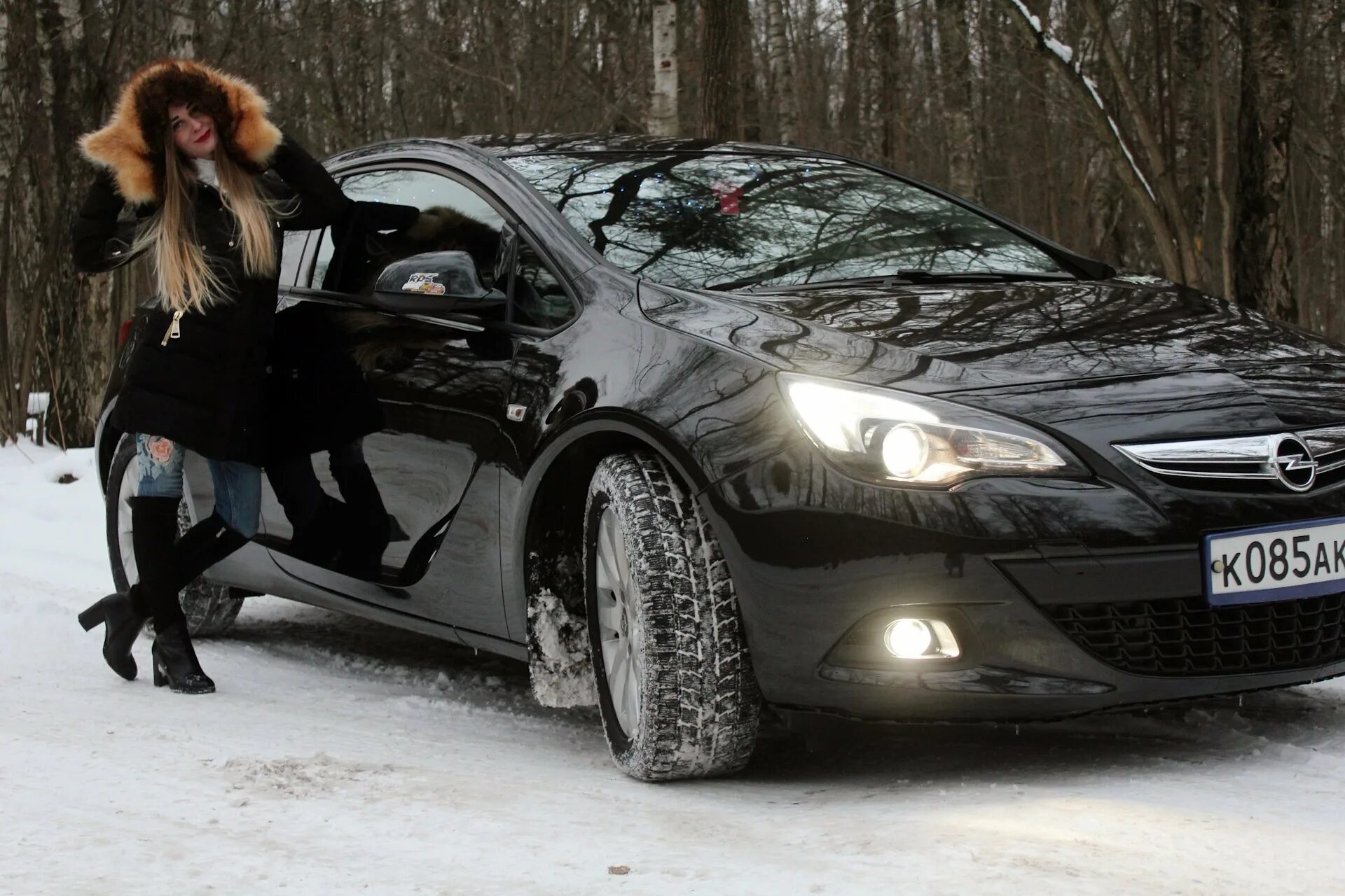 Фото машина ест машину. Машины Хорошавина. Девушка в автомобиле зимой. Девушка около машины зимой. Девушка машина зимой красивая.