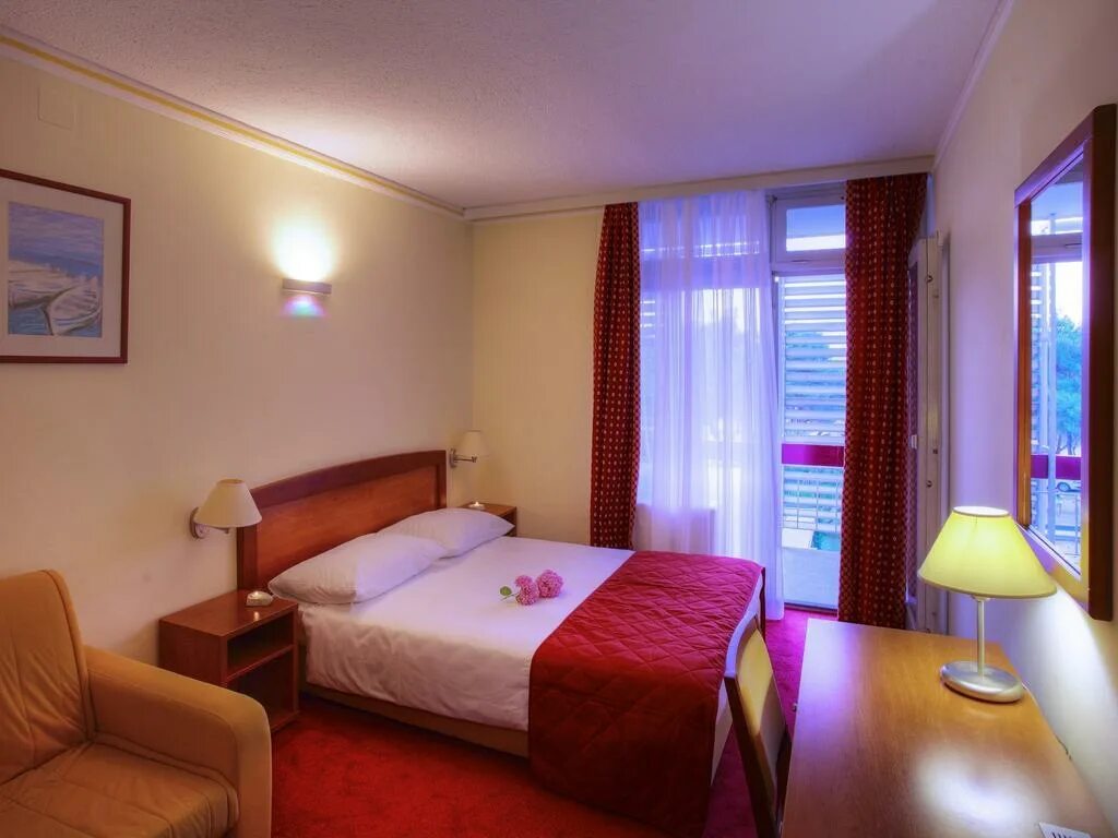 Solaris hotel. Отель нико. Никос плаза феодосия береговое. Отель никос. Отель hotel nikko фото.