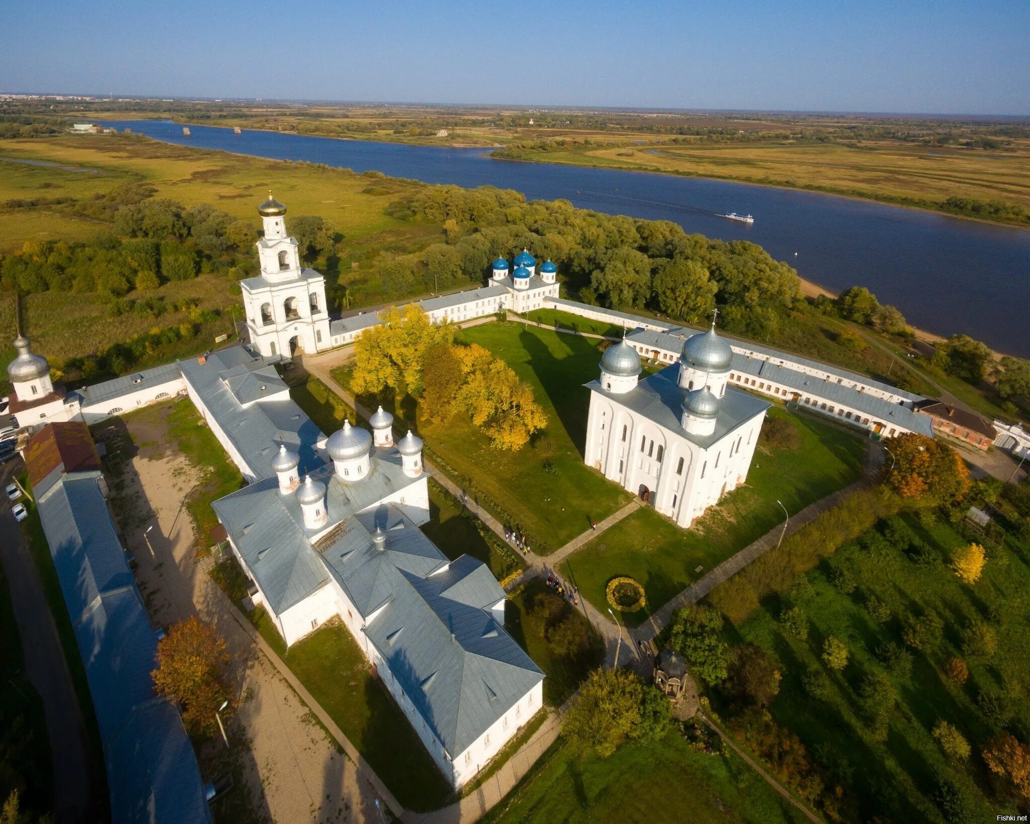 Великий новгород остановиться. Свято-Юрьевский монастырь Великий Новгород. Свято-Юрьев мужской монастырь Великий Новгород. Монастыри Великого Новгорода Юрьев монастырь. Свято Юрьевский мужской монастырь в Великом Новгороде.