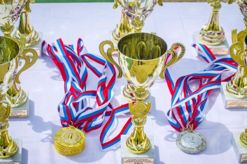 Поздравление тренеру картинка. Поздравляем спортсменов. День физкультурника. Пожелание спортсмену. Спортивных побед и достижений.