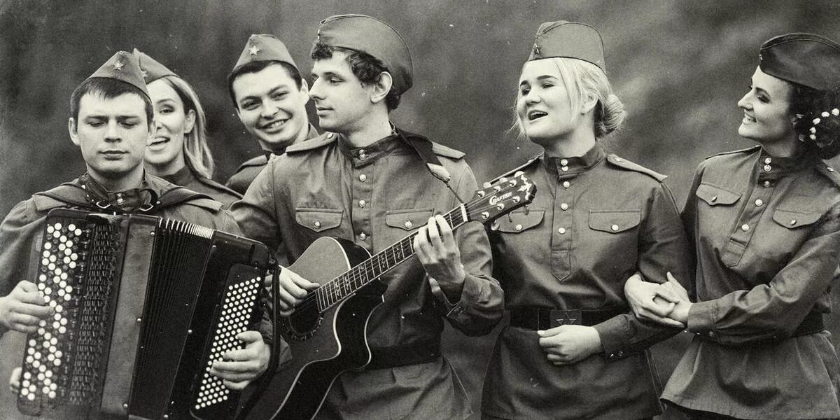 Три военных песни. Военные поют. Музыканты на войне. Военные годы. Солдаты поют.