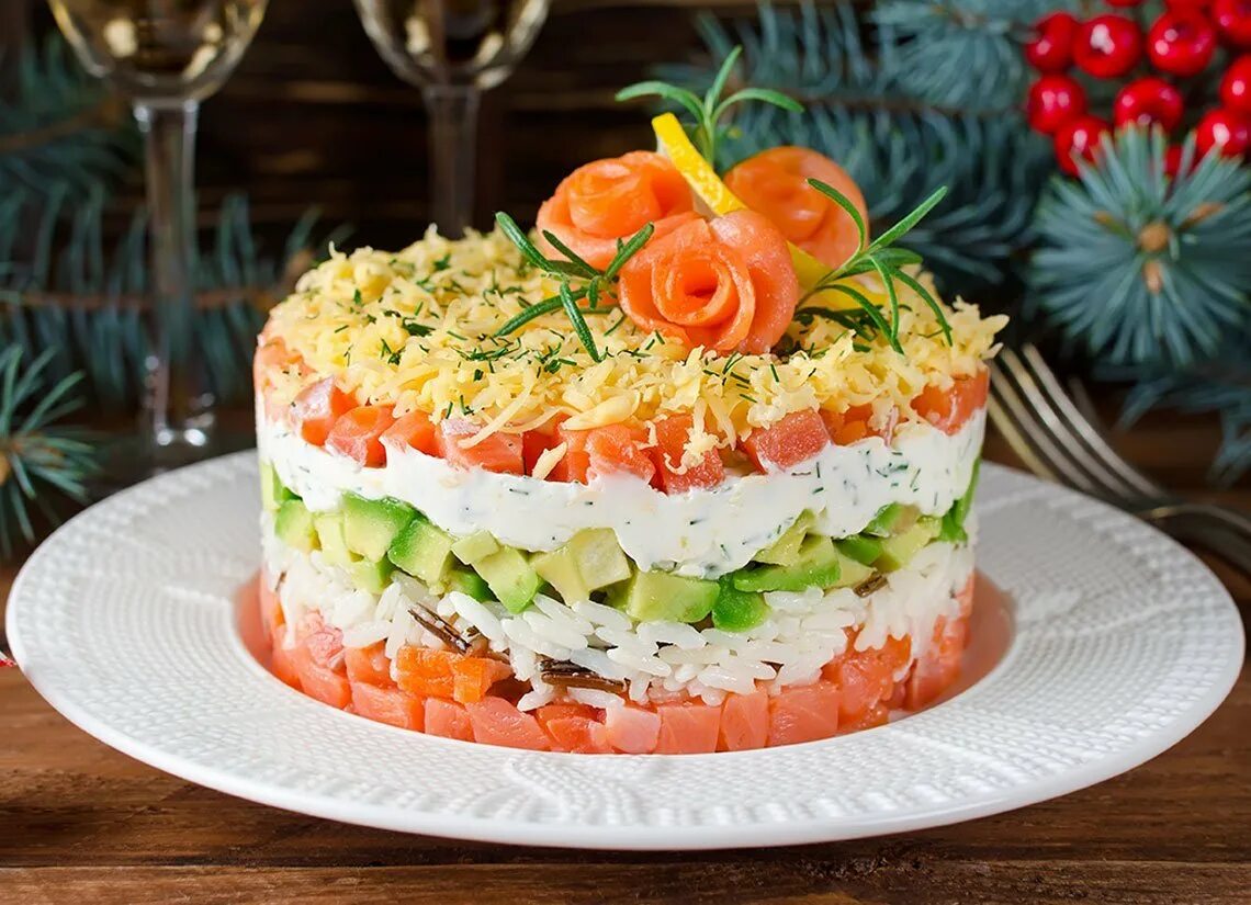 Вкусные простые салаты на праздничный стол 2024. Порционные салаты на праздничный стол. Салат с красной рыбой. Порционные салаты на новый год. Царский салат с семгой.