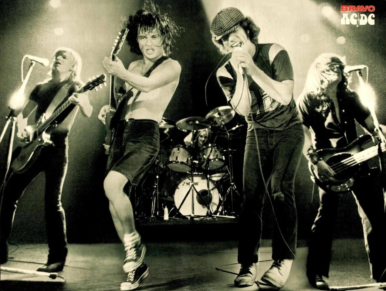Слушать песни рок 80. Группа AC/DC 1980. Группа АС ДС 1980. Брайан Джонсон AC/DC В 1980. AC DC 1990.