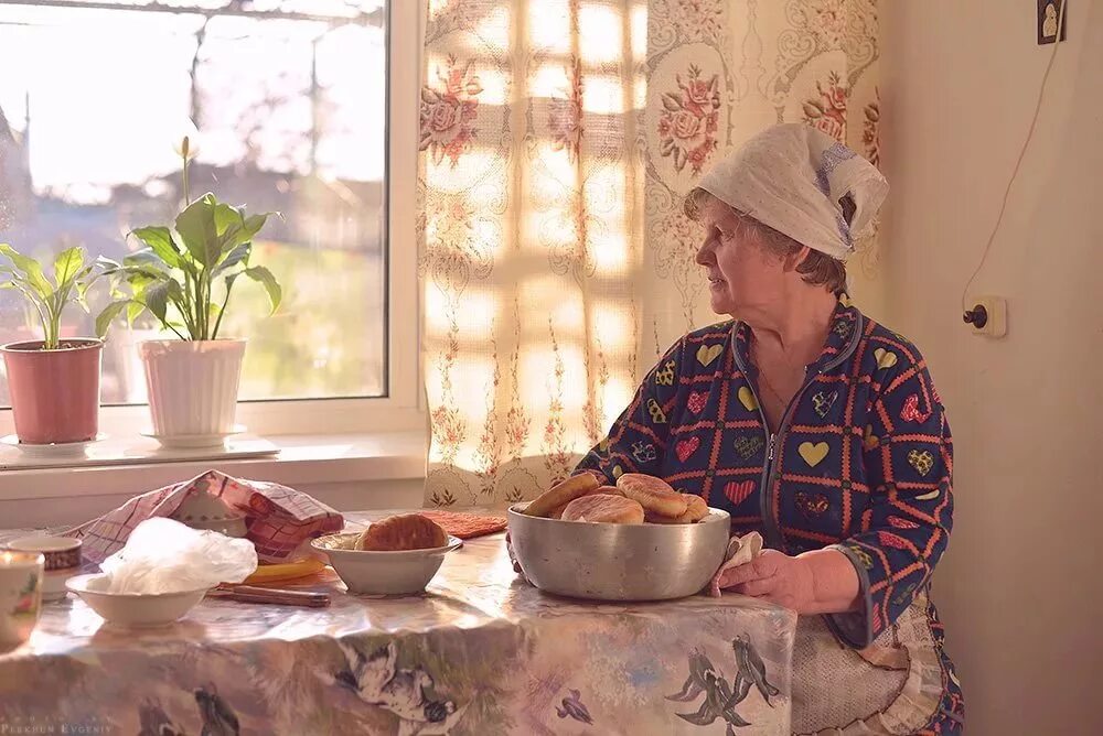 Пока мама с тетей. Пожилая женщина на кухне. Бабушка с пирожками. Женщина с пирогом. Бабушка готовит.
