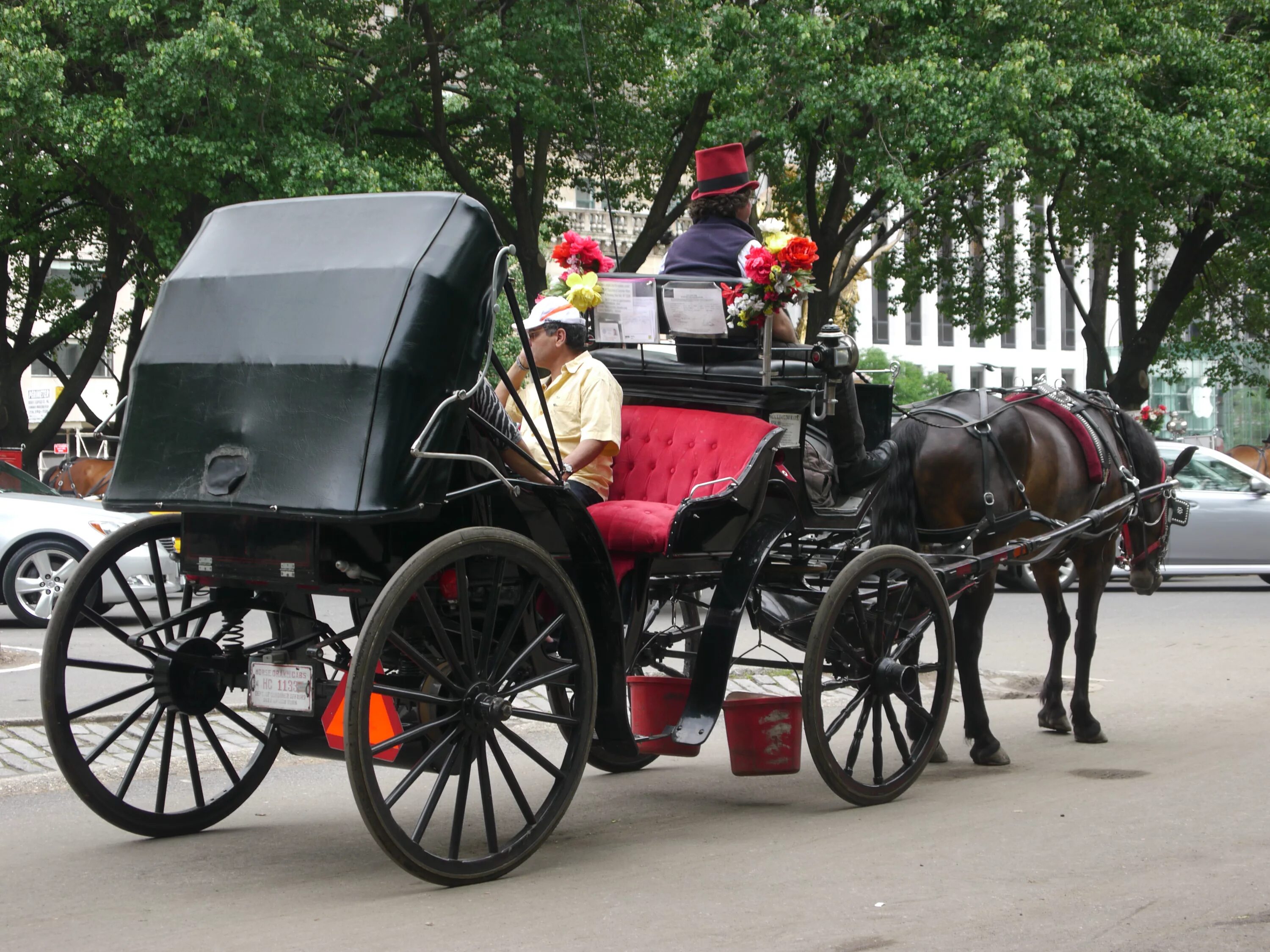 Тарантас в 1907г. Тарантас и коляска. Тарантас канал. Бернардский иллюстрации к тарантасу. Конный двор коломенское.
