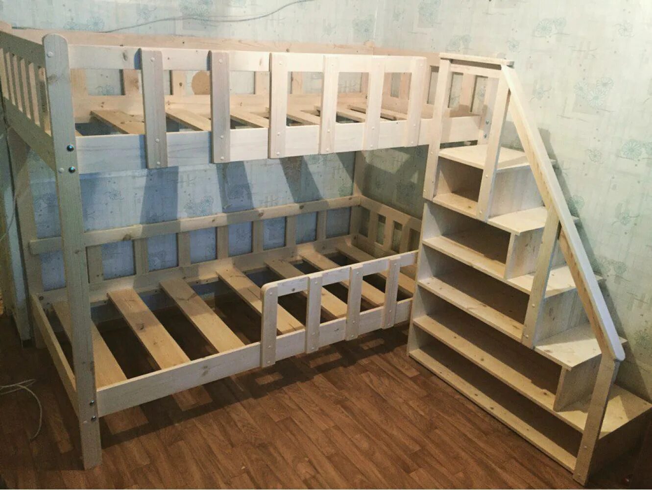 Купить кровать лестница. Двухъярусная кровать с лестницей полками. Лестница для двухъярусной кровати. Лестница стеллаж для двухъярусной кровати. Лесенка для двухъярусной кровати.