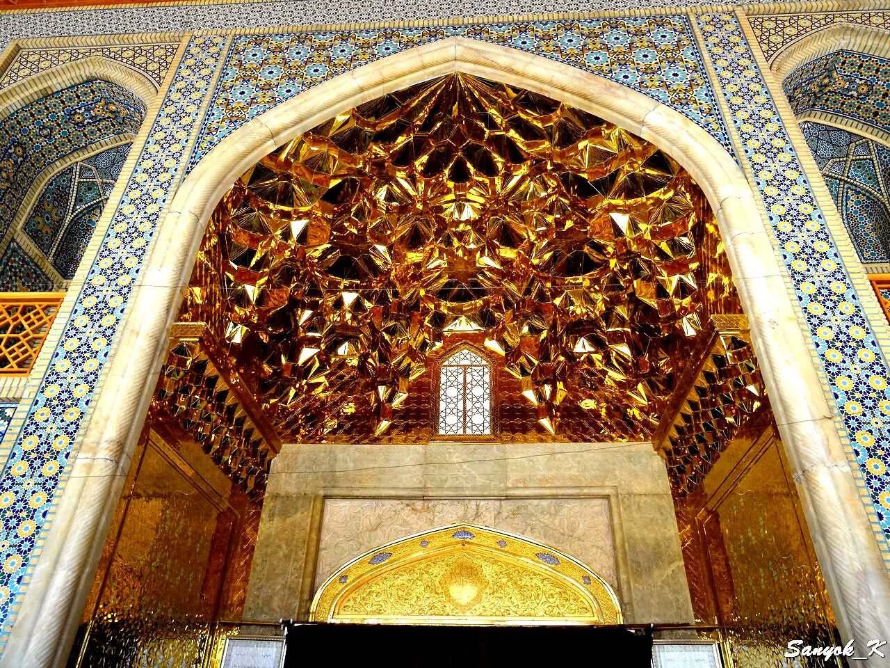 Shah cheragh. Мечеть шах-черах в ширазе, иран. Шах шираз. Мавзолей усто али несефи интерьер. Шах шираз.