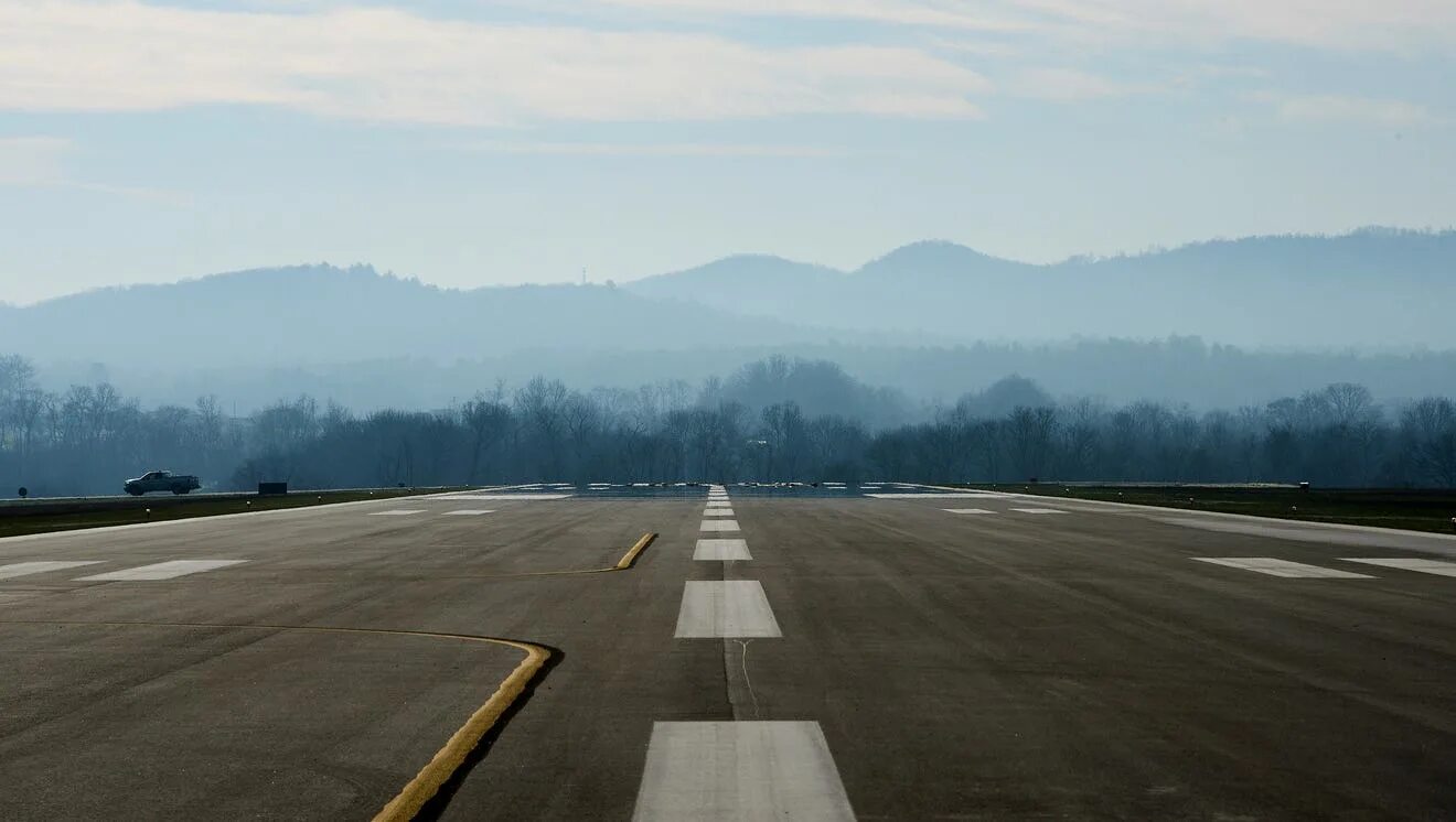 Airport road. Аэропорт Лукла Непал. Skyline Айдахо взлетно посадочная полоса. Дорога в аэропорт. Дорога аэродром.