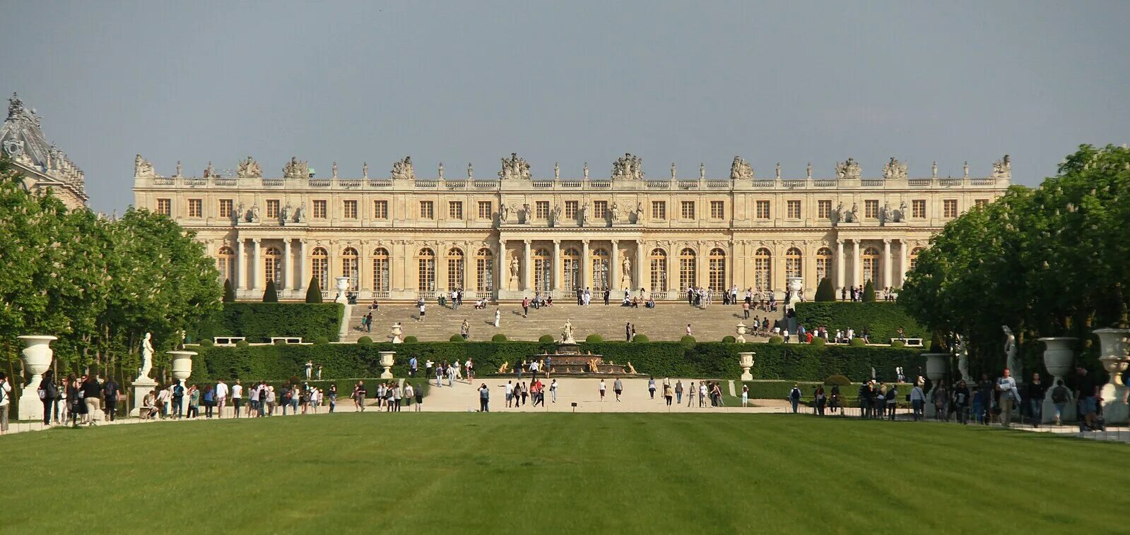 Chateau versailles. Версальский дворец дворцы Франции. Версальский дворец Ампир. Замок Версаль Франция. Дворец Версаль 18 века в Париже снаружи.