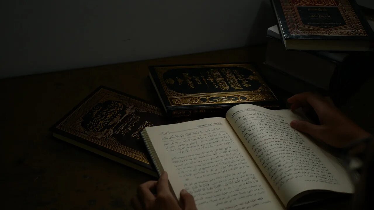 Быть мусульманином книга. Исламские книги. Арабские книги. Старые исламские книги. Мусульманская библиотека.